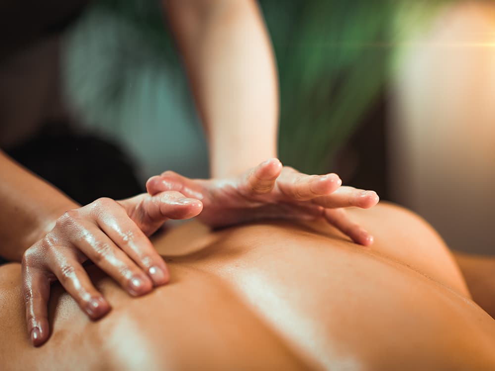 Massage du corps à l'huile