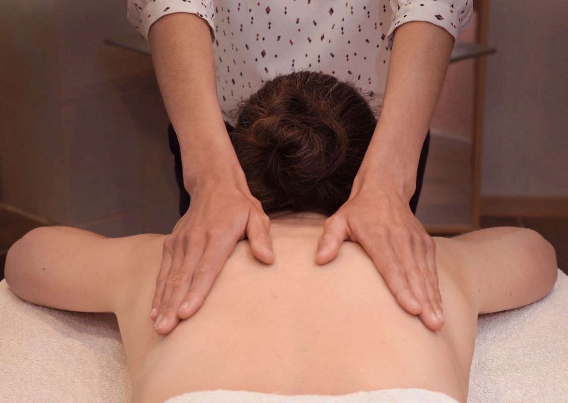 massage dos nuque épaules