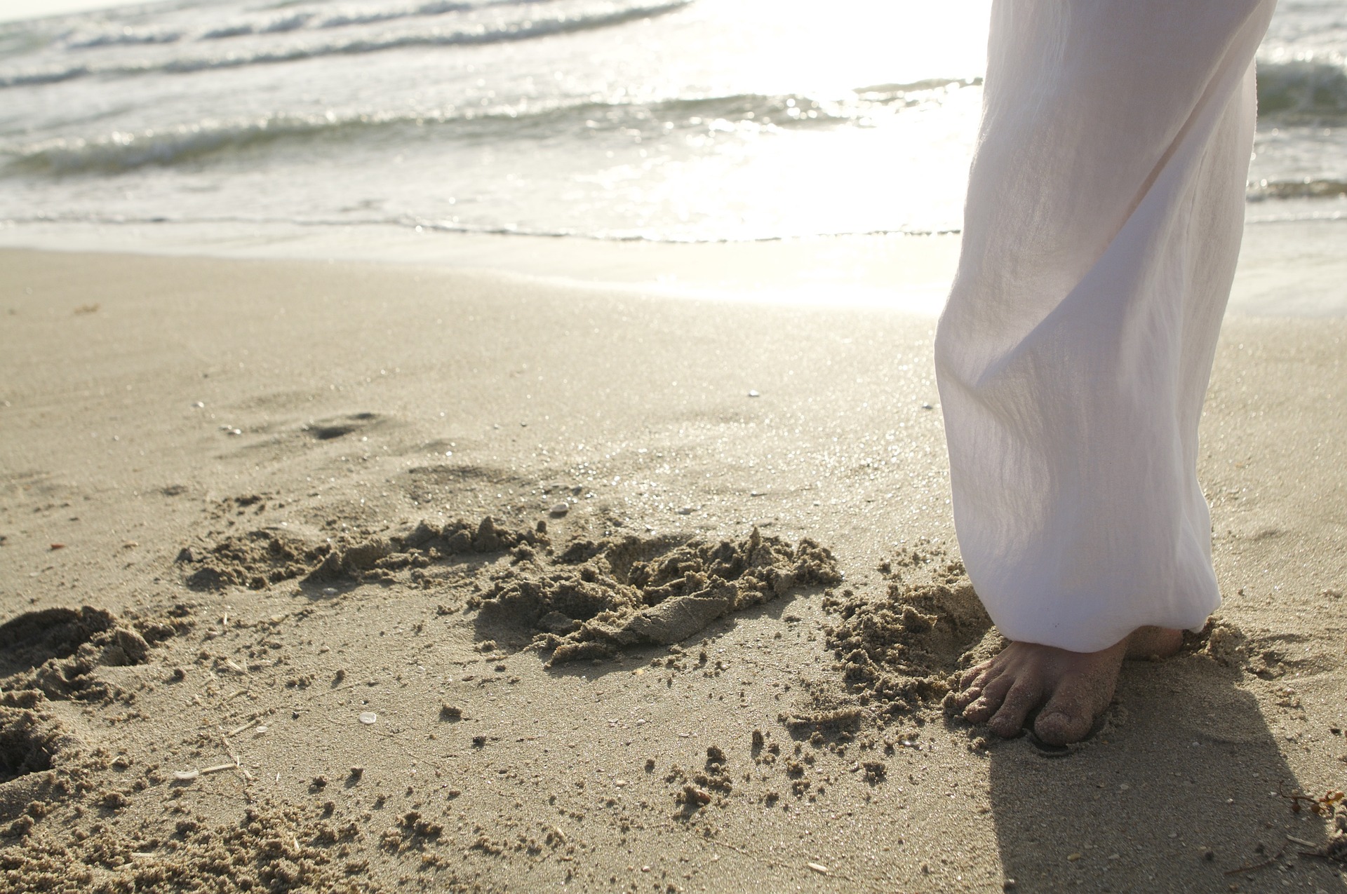 Le Qi Gong enseigne des repères corporels précieux pour dynamiser à la fois notre capacité à nous détendre et à nous ressourcer.
Plus poétiquement, les visualisations associées aux mouvements permettent dans un même temps à notre esprit à contacter cette dimension subtile du "Qi" en nous.
Découvrez dans cette journée de stage quelques pratiques et repères essentiels du Qi Gong pour lâcher le stress et renforcer votre vitalité.