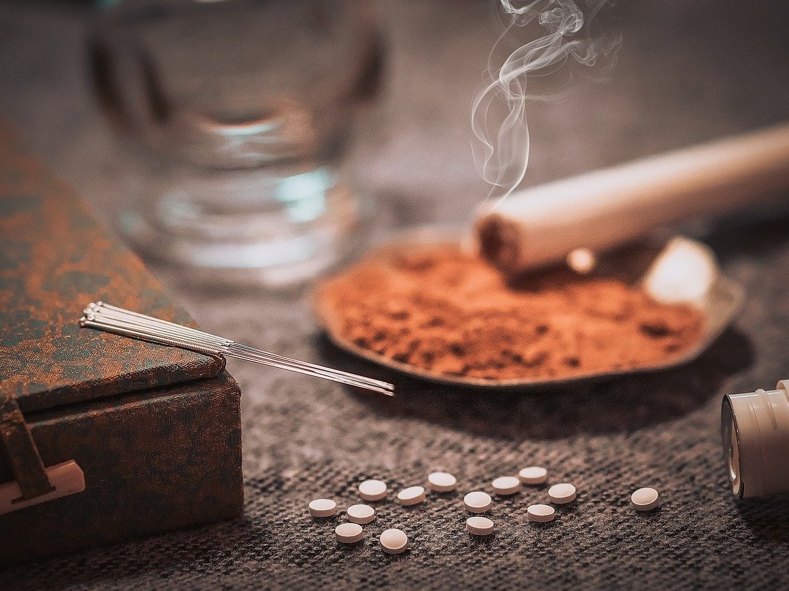 Question légitime ! Lorsque l'on découvre une nouvelle médecine, lorsque l'on ne connaît pas le thérapeute qui la pratique, le besoin d'être rassuré est important.
